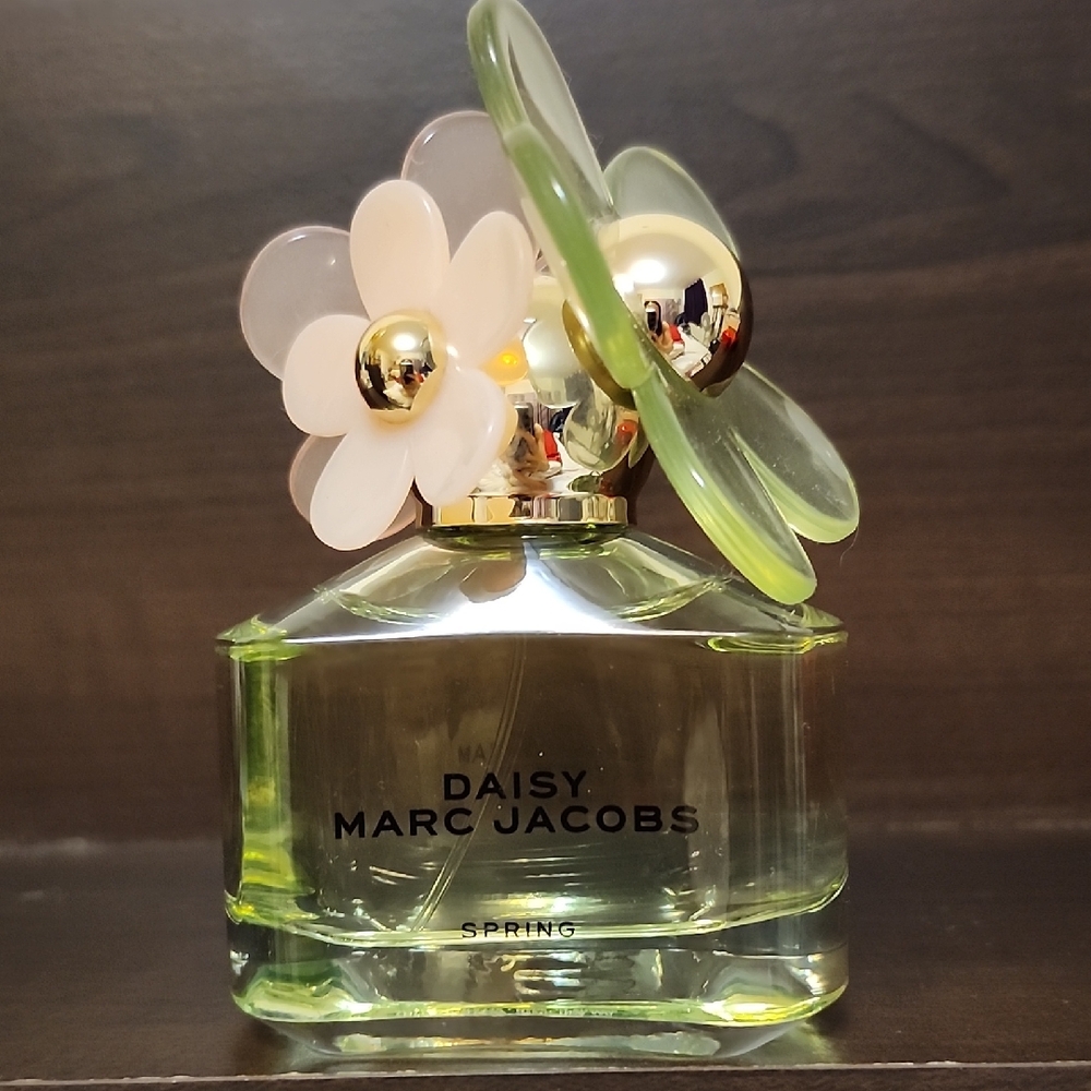 Marc Jacobs Daisy Spring Edition with Floral Accents